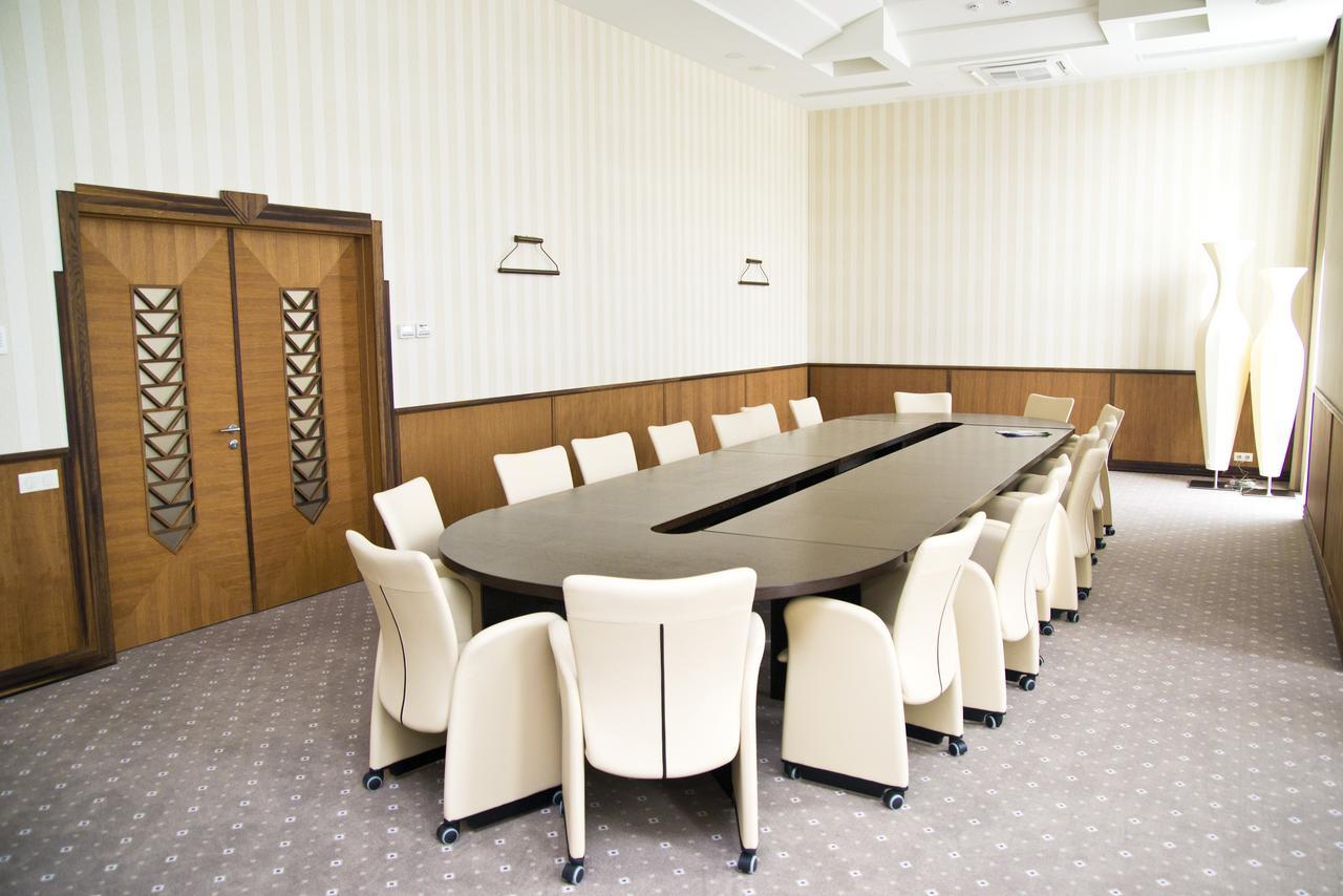 Superior Golf And Spa Resort Kharkiv Bagian luar foto