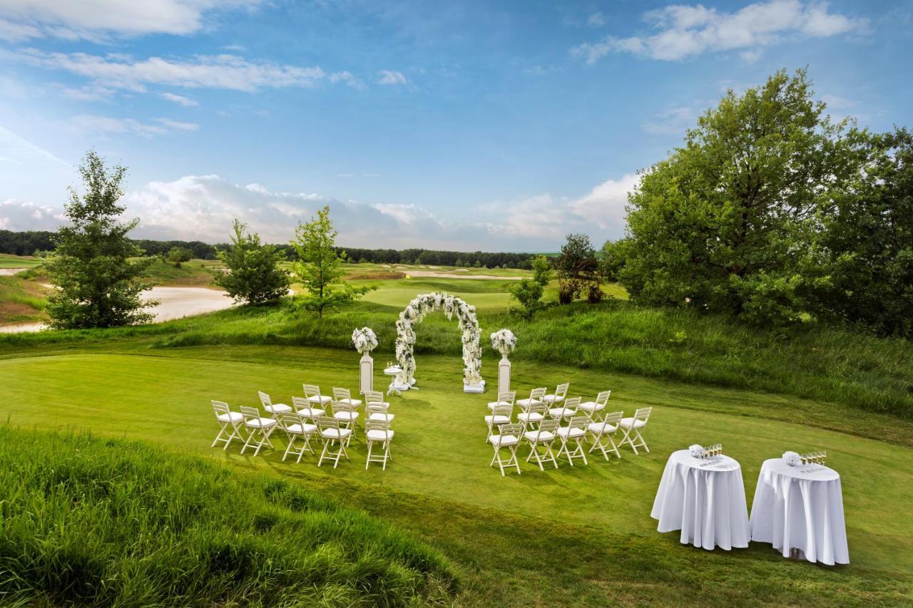 Superior Golf And Spa Resort Kharkiv Bagian luar foto