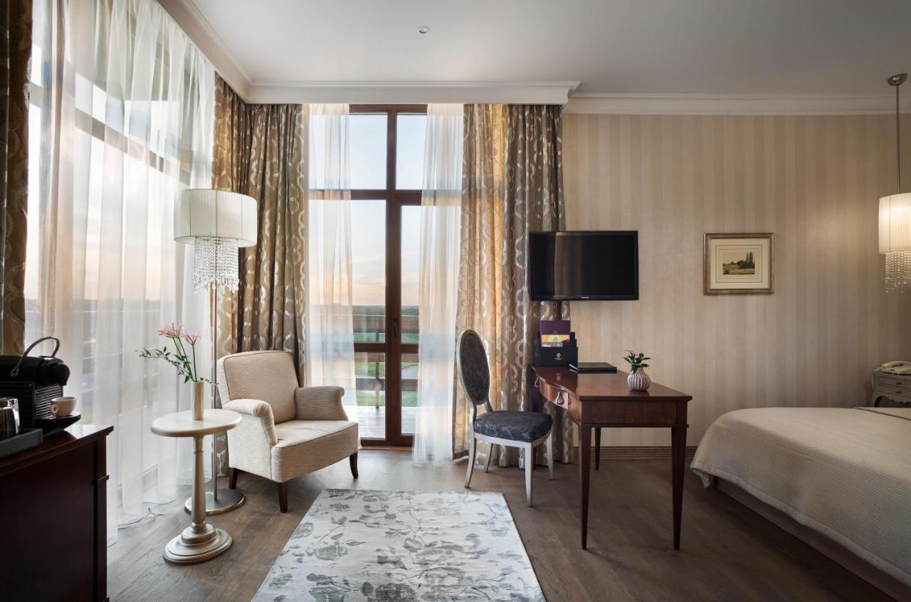 Superior Golf And Spa Resort Kharkiv Bagian luar foto